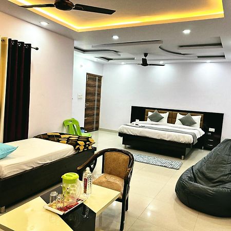 Hotel Pink Paradise Gorakhpur Buitenkant foto