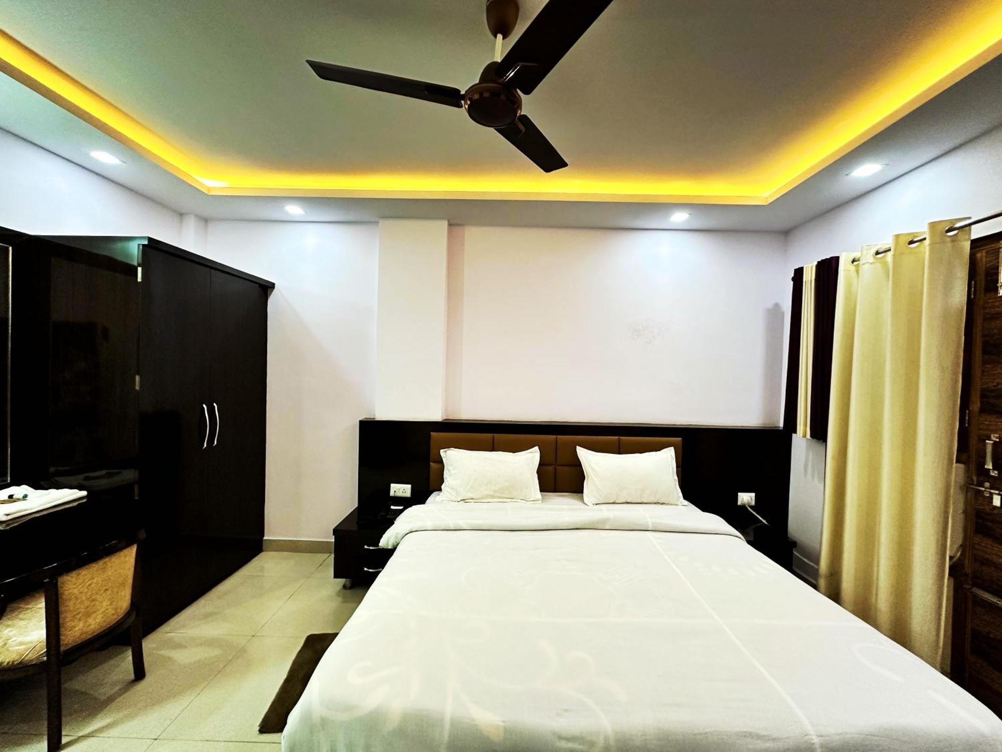 Hotel Pink Paradise Gorakhpur Buitenkant foto