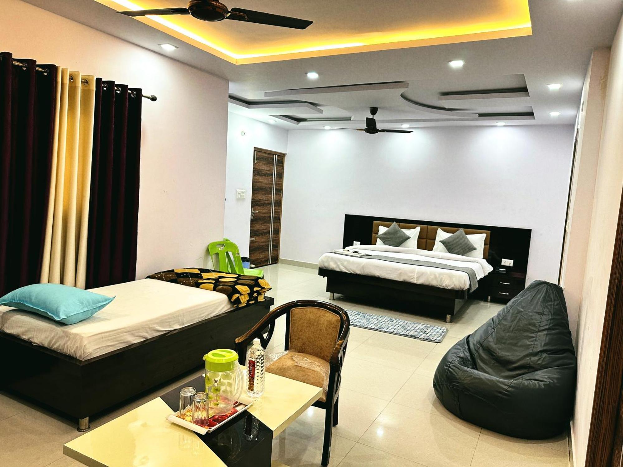 Hotel Pink Paradise Gorakhpur Buitenkant foto