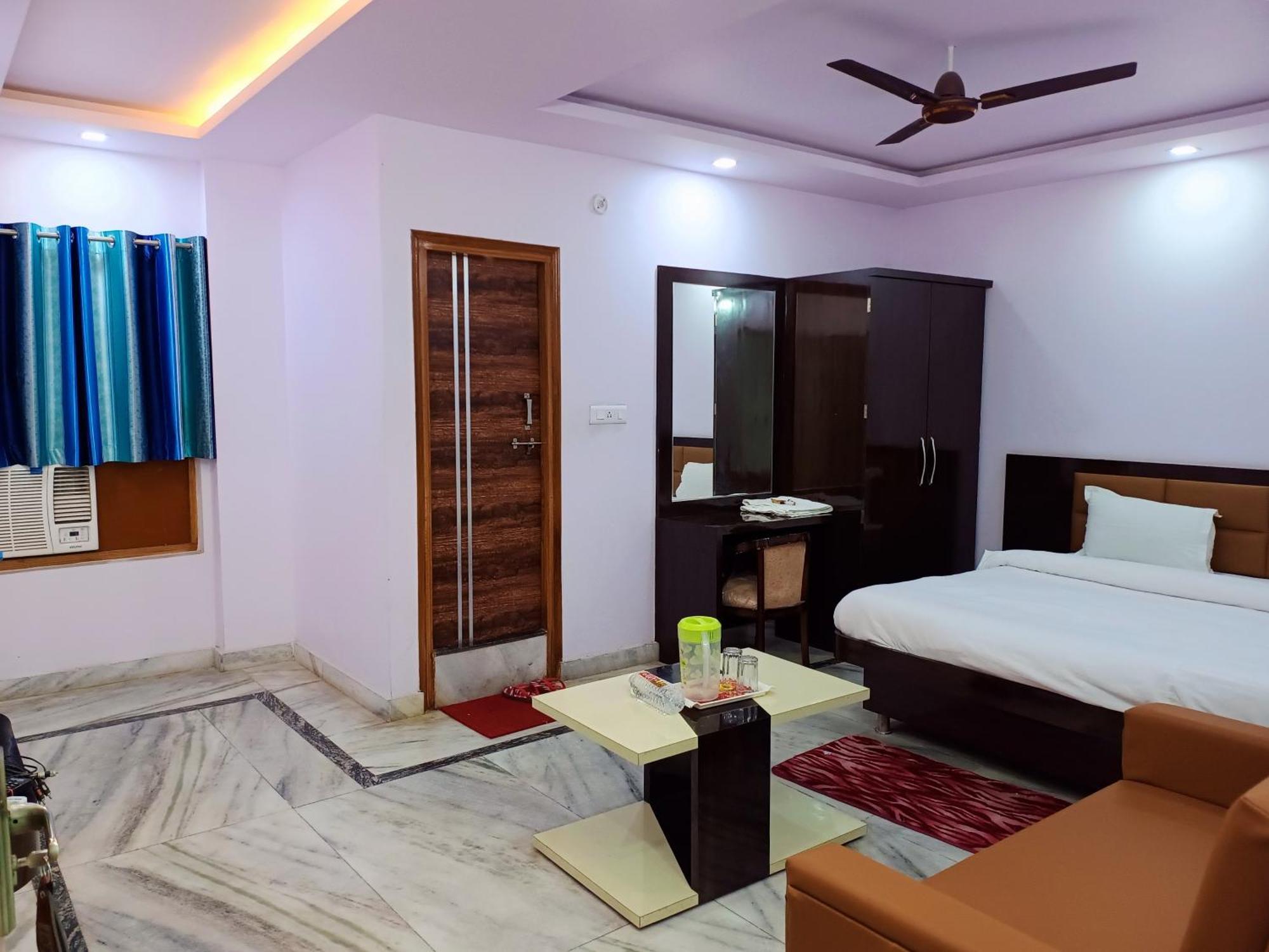 Hotel Pink Paradise Gorakhpur Buitenkant foto