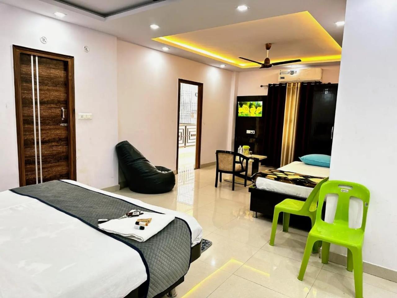 Hotel Pink Paradise Gorakhpur Buitenkant foto